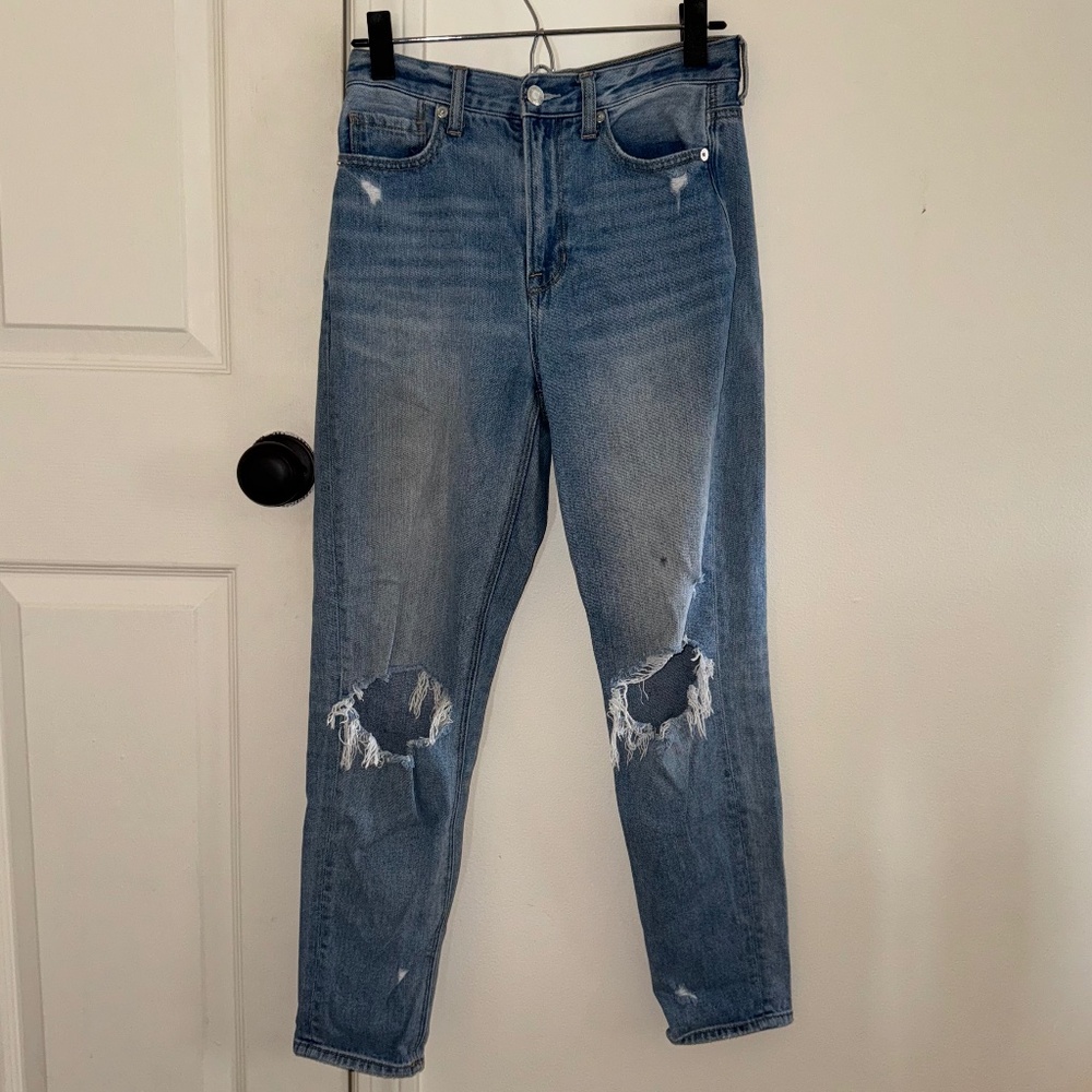 American Eagle Women sz 2reg Boyfriend High Rise Light Washed Ripped Knee Jean